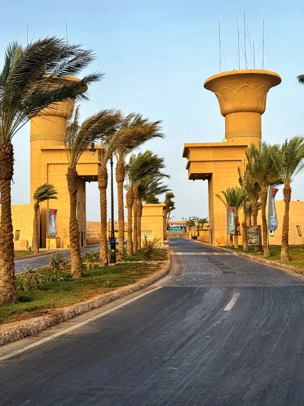 The palm-lined boulevard through Sahl Hasheesh